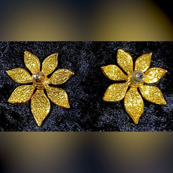 Christmas Red Enamel Poinsettia Rhinestone Center Pierced Earrings Gold Tone - Picture 3 of 5